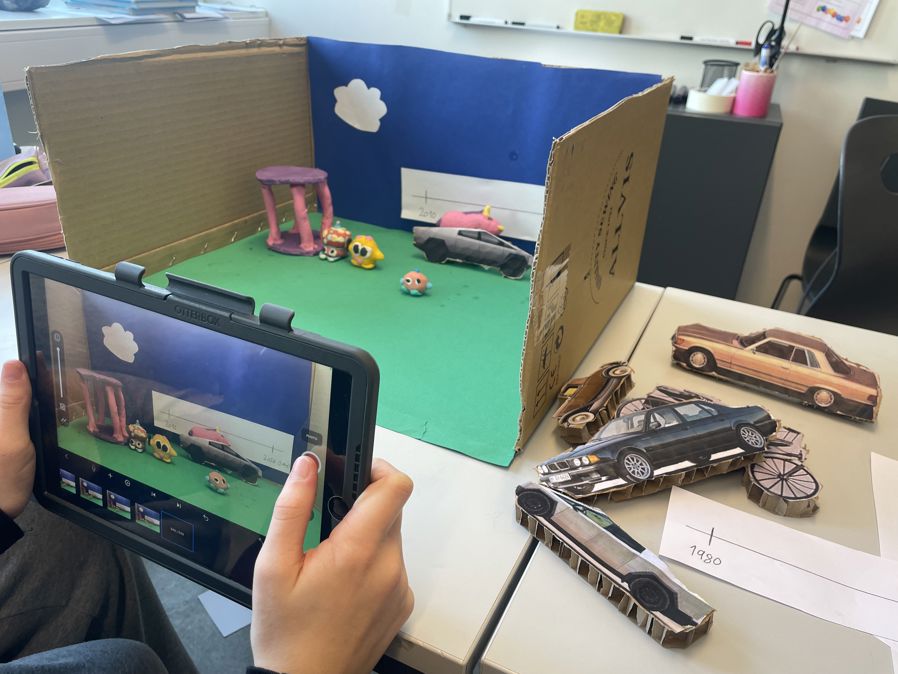 en person som holder en tavle