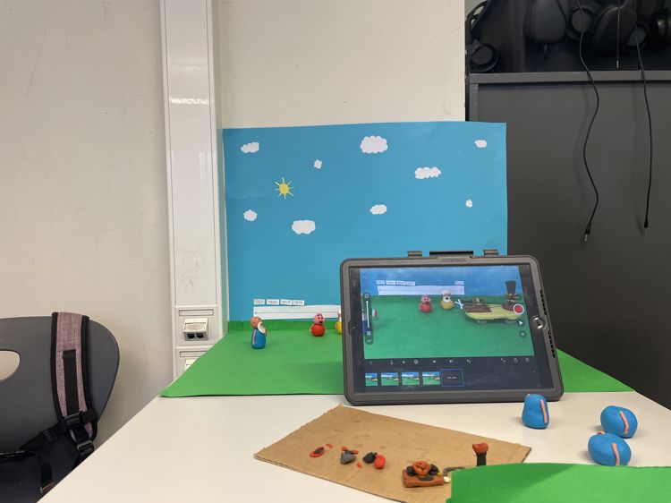 et bord med en datamaskin og spillbrikker på