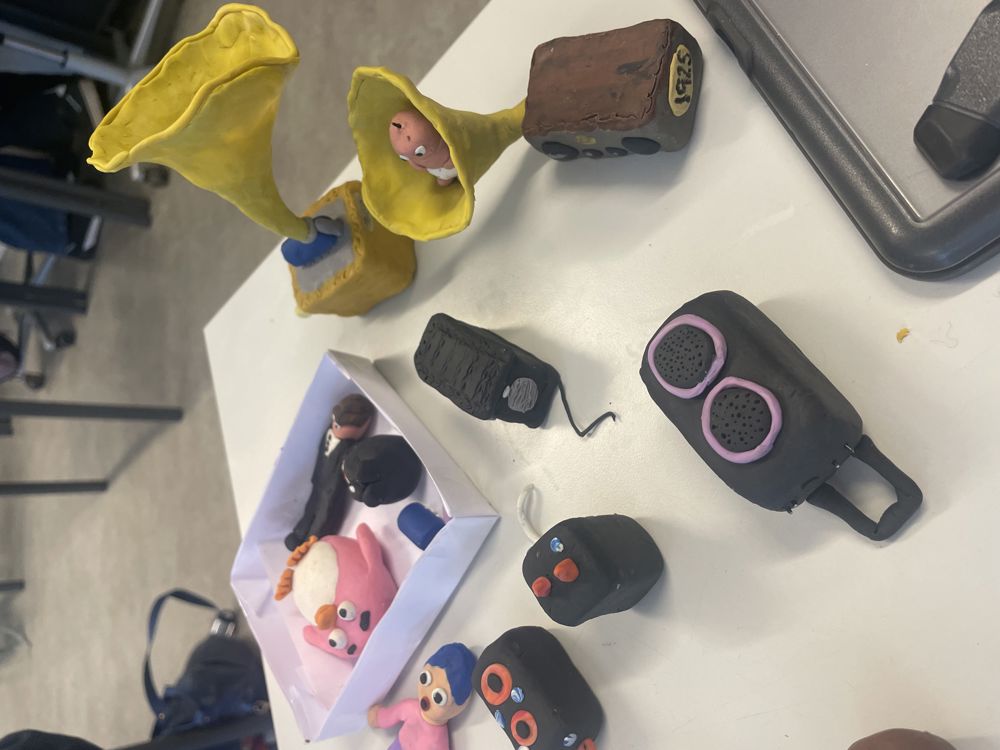 en gruppe objekter på en tabell