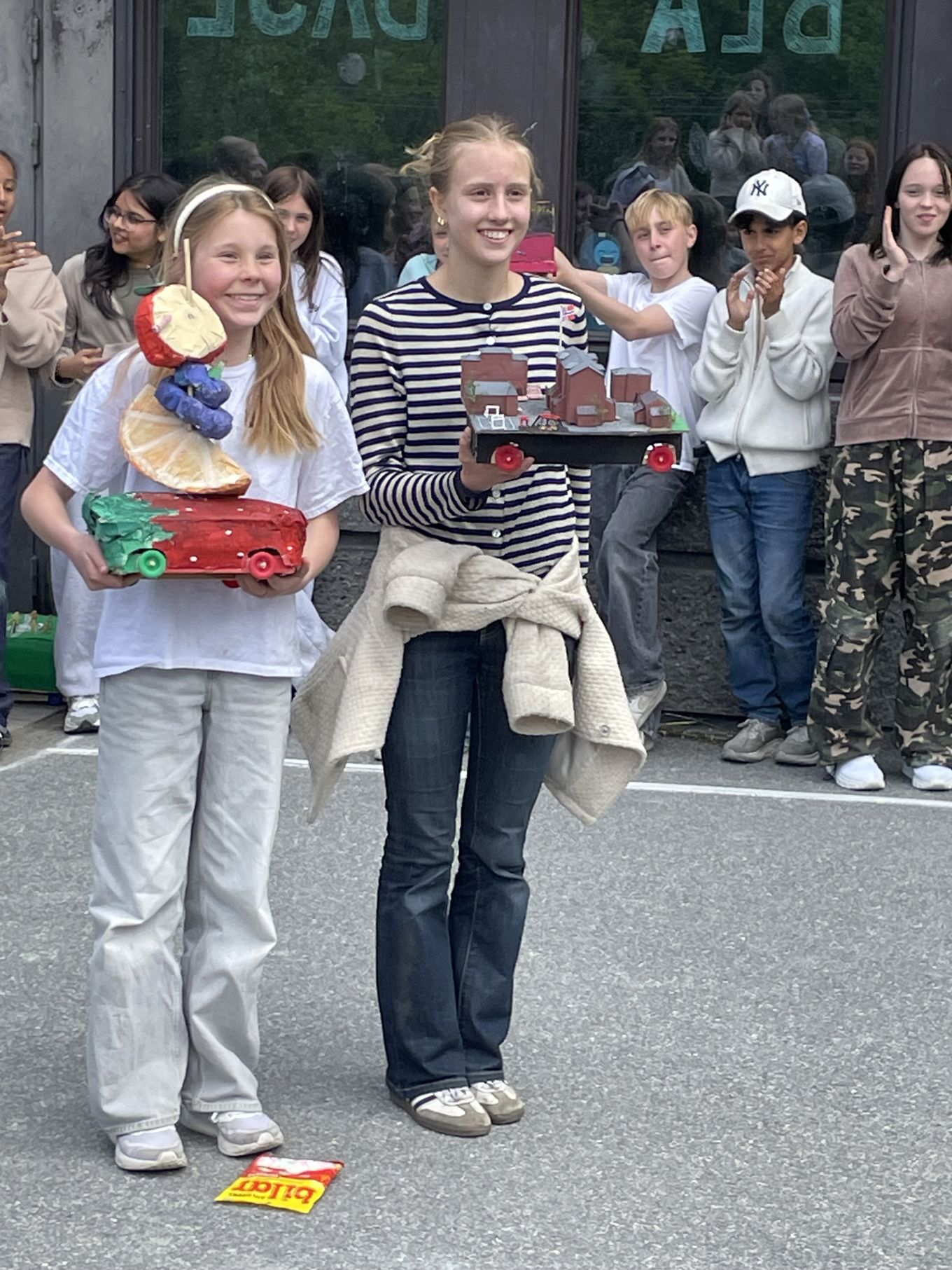 en gruppe mennesker som står sammen