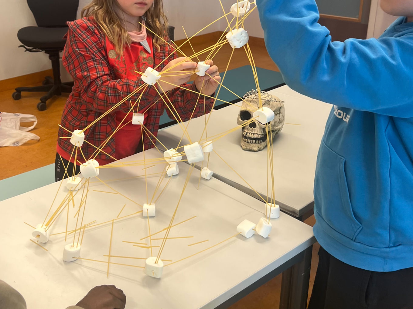 en person som jobber med en modell av et skip