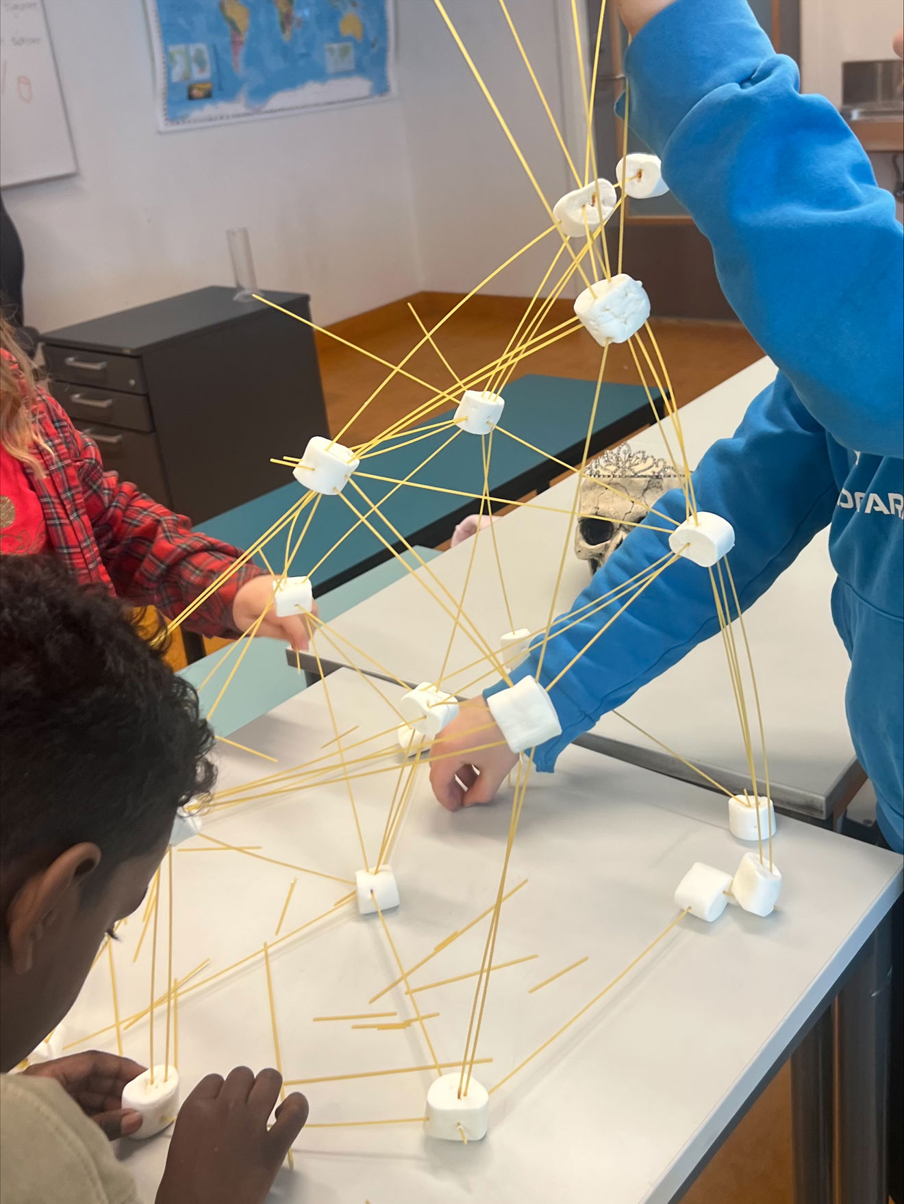 en gruppe mennesker som jobber med et prosjekt