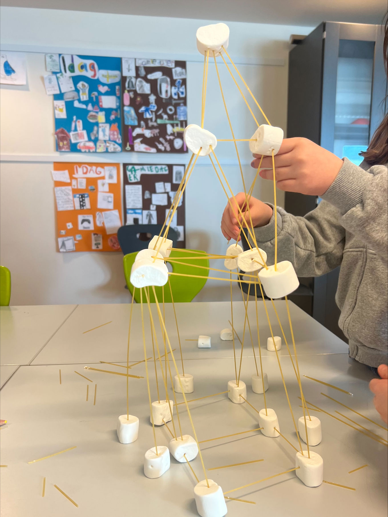 en person som holder en modell av en rakett