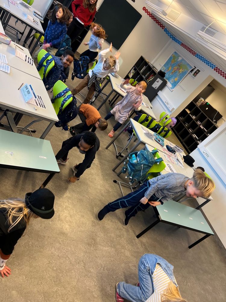 en gruppe mennesker i et klasserom