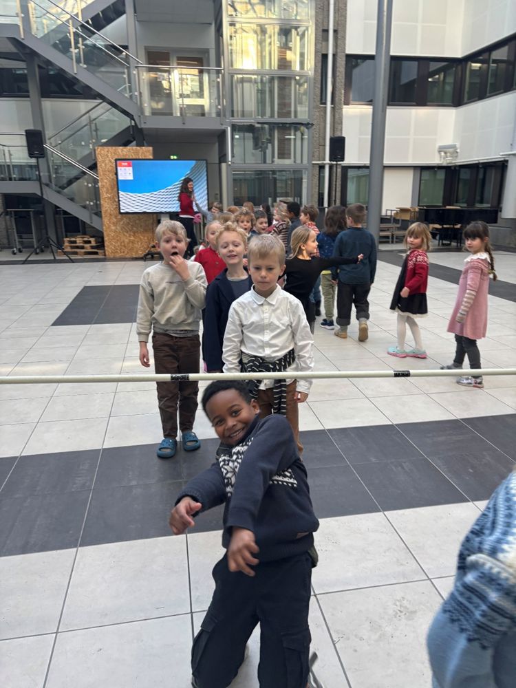 en gruppe barn som står utenfor en bygning