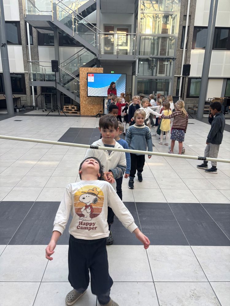 En gruppe mennesker som går på fortauet