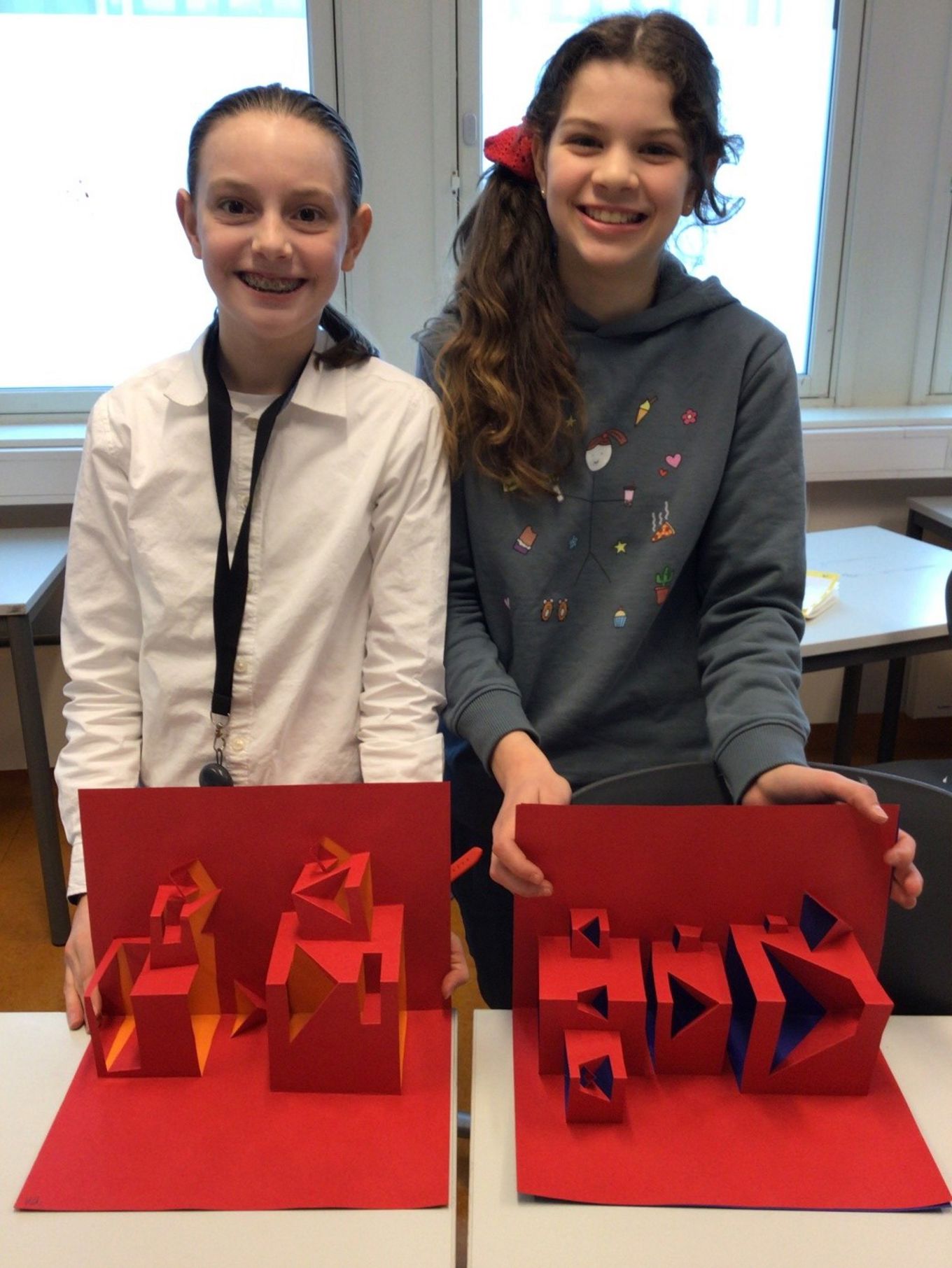 Et par barnr som holder et flagg