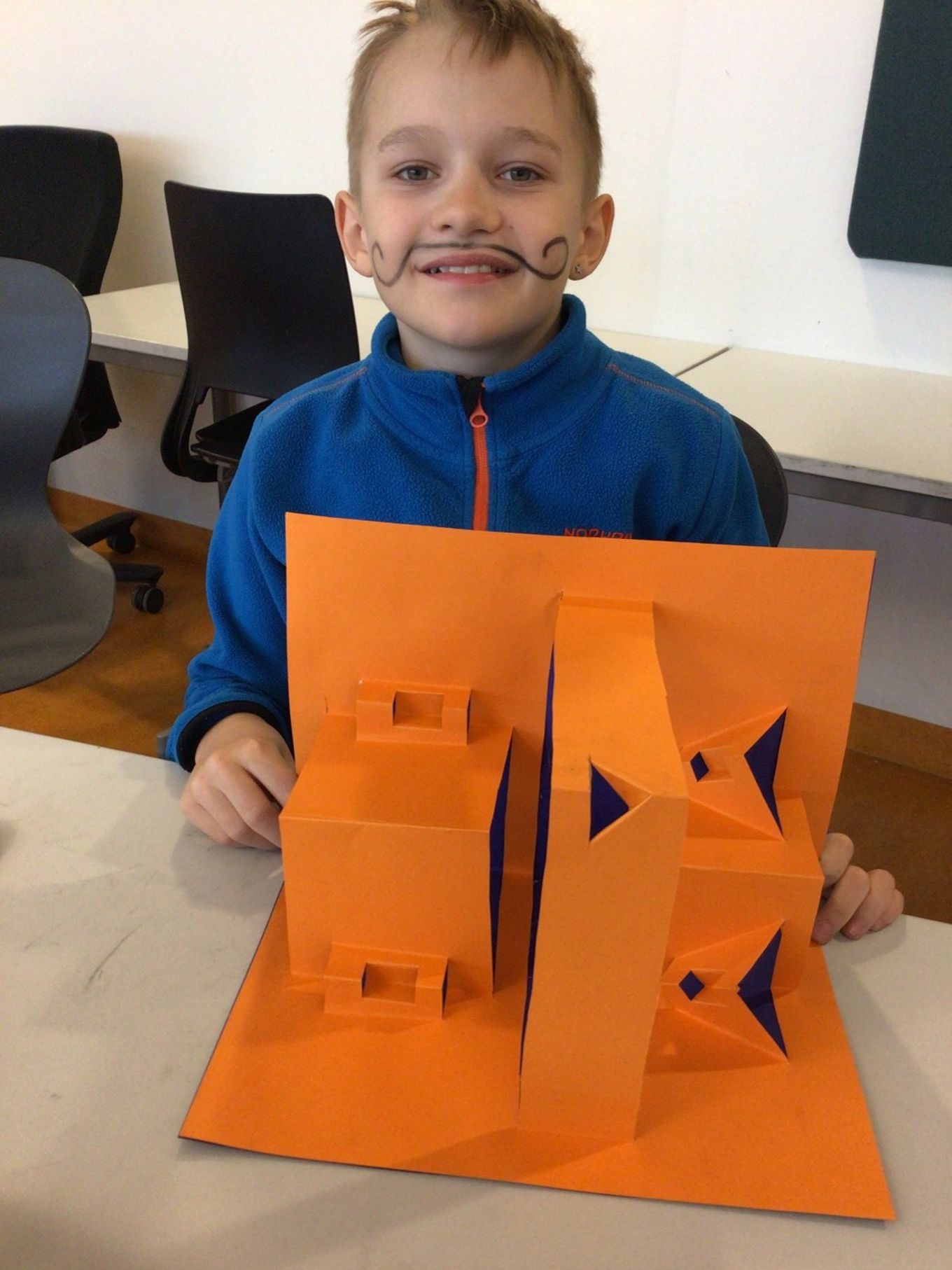 et barn som sitter ved et bord