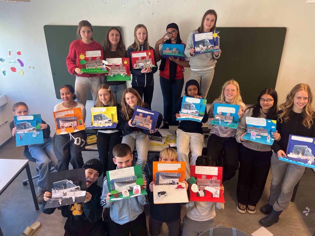 en gruppe barn som holder bøker en gruppe barn som holder bøker