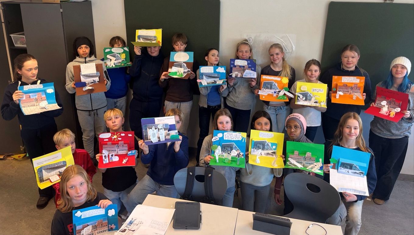 en gruppe barn som holder bøker en gruppe barn som holder bøker