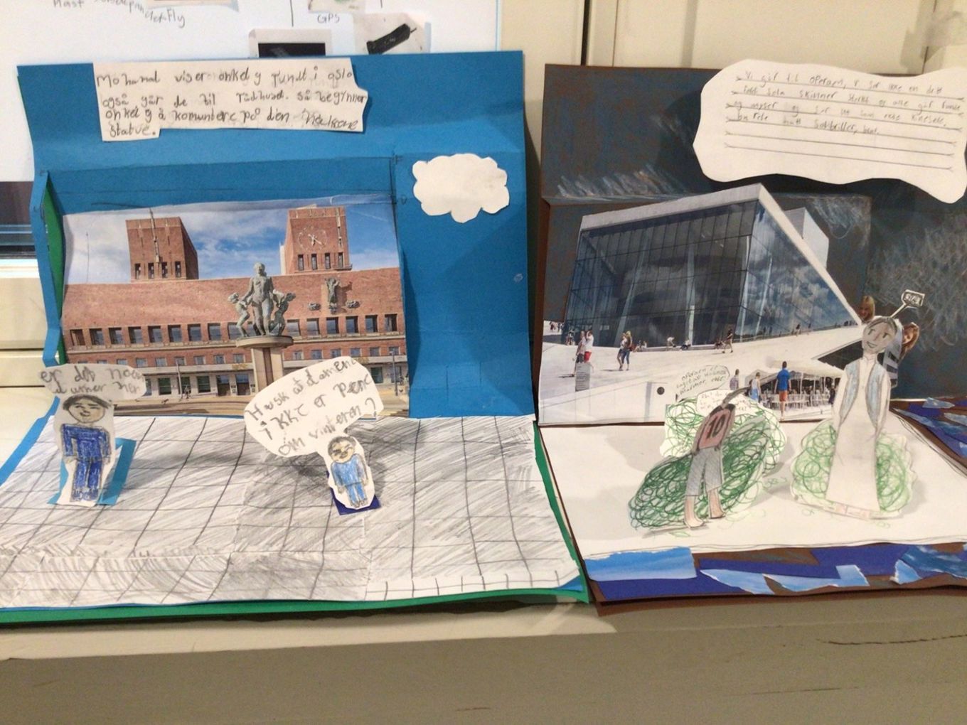 en gruppe bøker på et bord en gruppe bøker på et bord