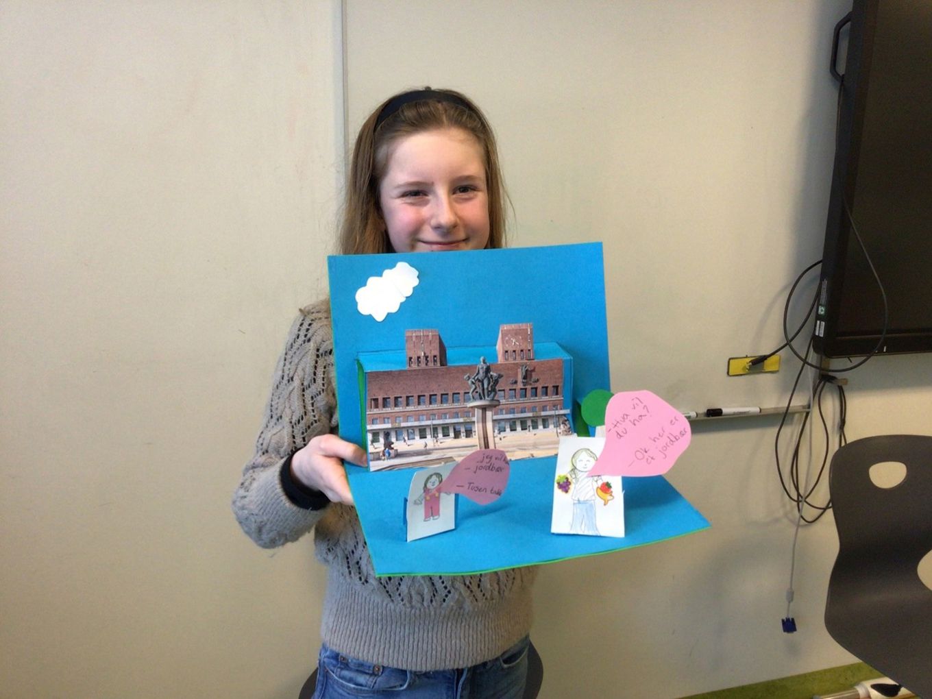 En person som holder en leke En person som holder en leke