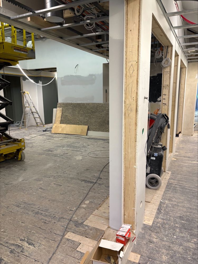 et stort rom med en stor søyle