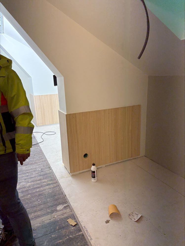 en brannperson som står i et rom