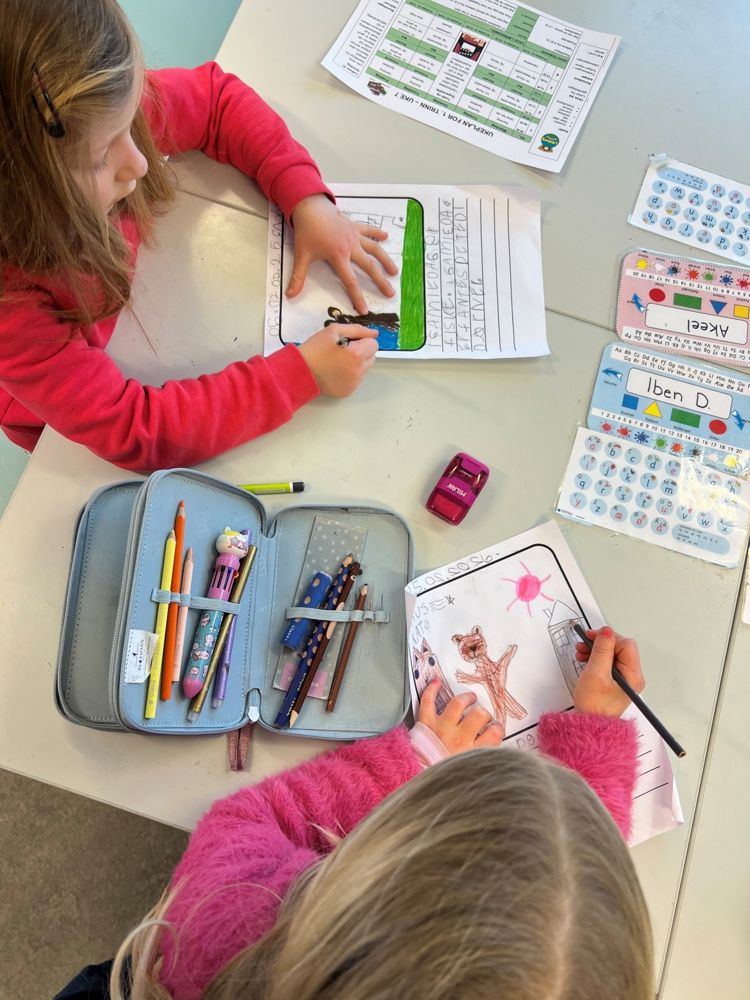 Noen få barn tegner på papir