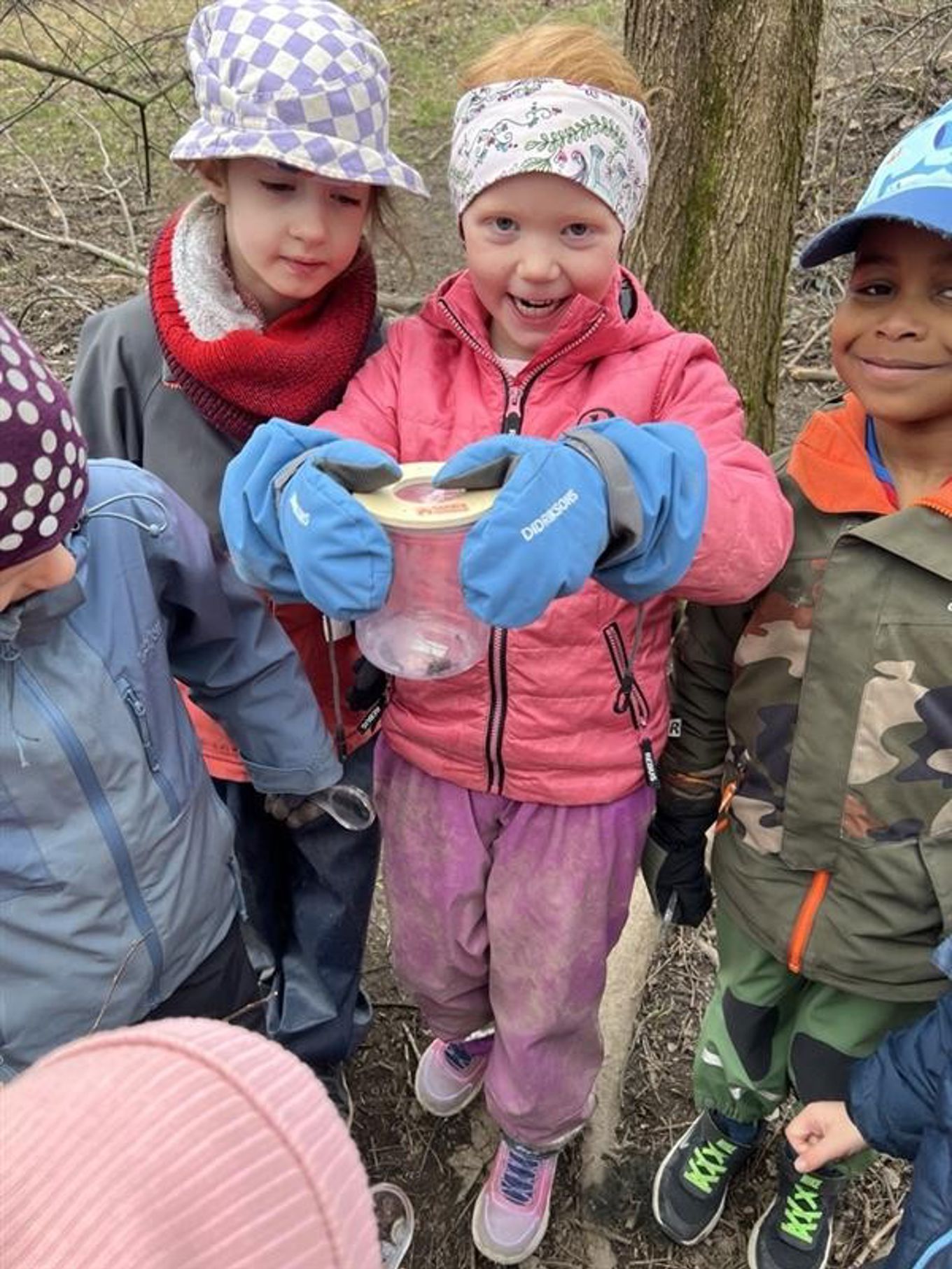 en gruppe barn som holder en leke en gruppe barn som holder en leke