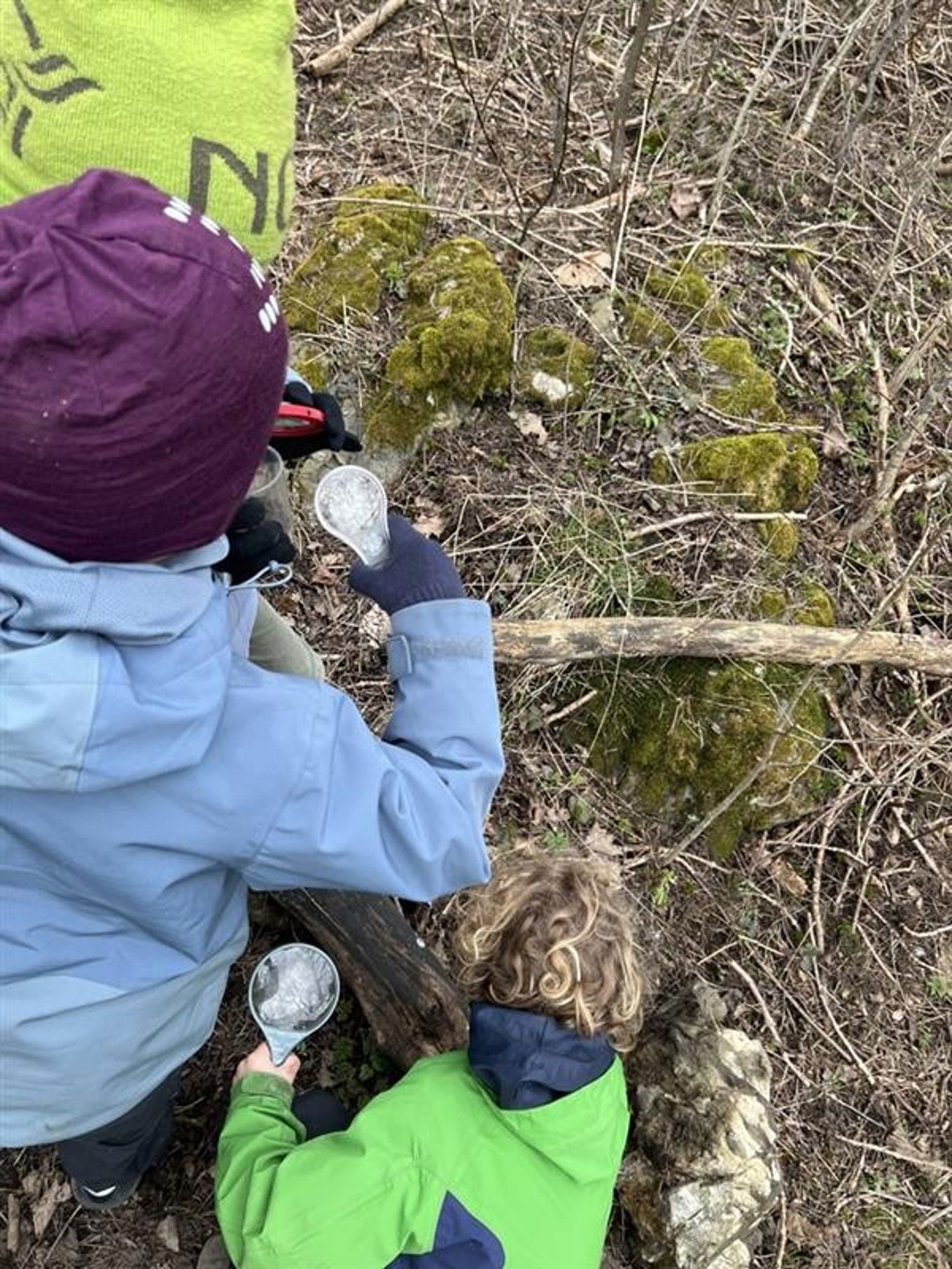 en person som holder en pinne og et barn som holder en pinne en person som holder en pinne og et barn som holder en pinne