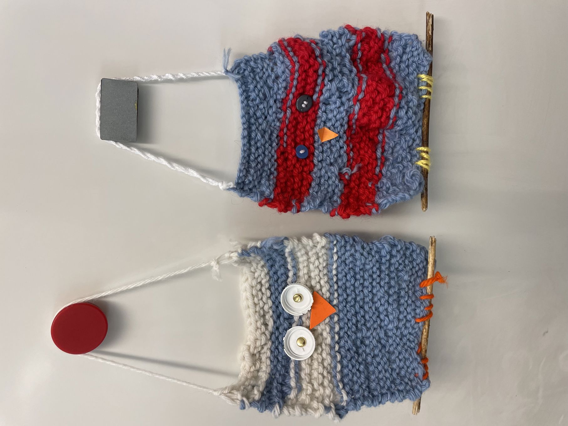 Et par strikkede vesker